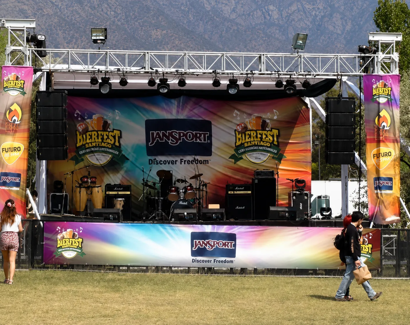Estructura de truss en evento corporativo nocturno